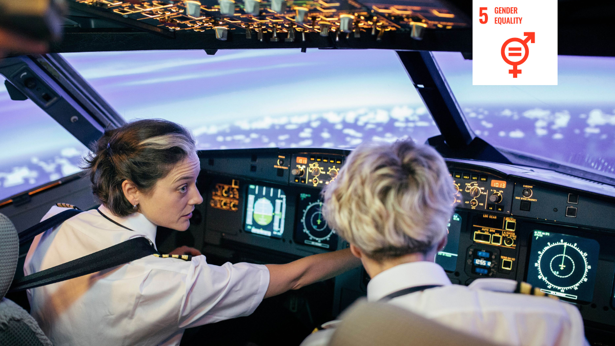 显示两位女性驾驶商业飞行器 白图标表示UNSustaination目标5